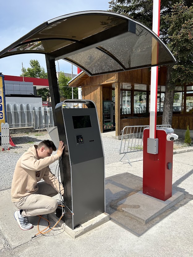 Монтаж на разплащателен автомат за паркинг
